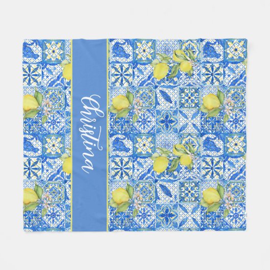 Blue Tile French Country Lemon Pattern Monogram Fleecedecke (Vorderseite (Horizontal))
