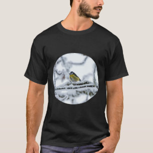 Blue Tit Bird auf der Snowy Branch T-Shirt