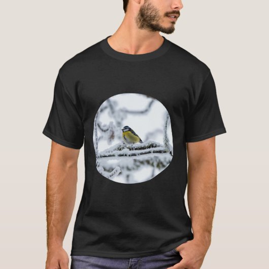 Blue Tit Bird auf der Snowy Branch T-Shirt (Vorderseite)