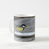 Blue Tit Fütternd einer Kuchenplatte Kaffeemaschin Kaffeetasse (Vorderseite Links)
