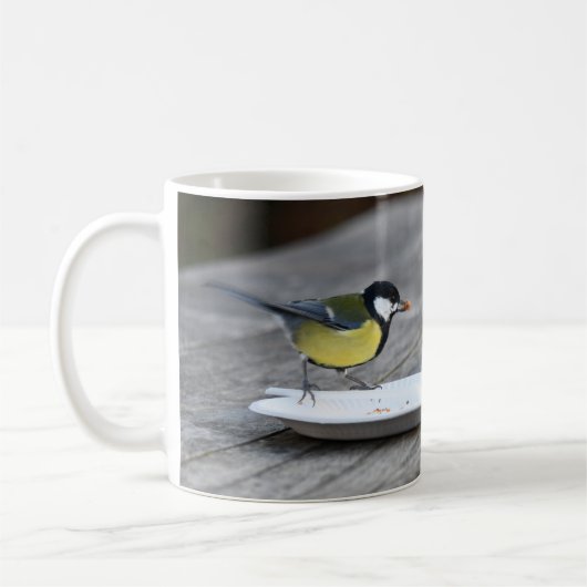 Blue Tit Fütternd einer Kuchenplatte Kaffeemaschin Kaffeetasse (Links)