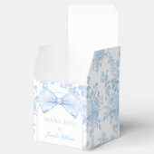 Blue Toile Bow Krawatte Baby Boy Dusche Geschenkbo Geschenkschachtel (Geöffnet)