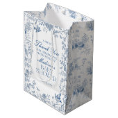 Blue Toile De Jouy Baby Shower Favoriten Mittlere Geschenktüte (Vorderseite Schrägansicht)