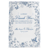 Blue Toile De Jouy Wedding Party - Favoriten Mittlere Geschenktüte (Rückseite)