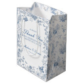 Blue Toile De Jouy Wedding Party - Favoriten Mittlere Geschenktüte (Rückseite Schrägansicht)