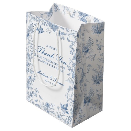 Blue Toile De Jouy Wedding Party - Favoriten Mittlere Geschenktüte (Rückseite Schrägansicht)