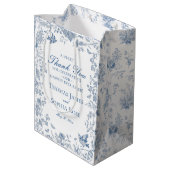 Blue Toile De Jouy Wedding Party - Favoriten Mittlere Geschenktüte (Rückseite Schrägansicht)