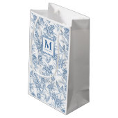 Blue Toile French Monogram Kleine Geschenktüte (Rückseite Schrägansicht)