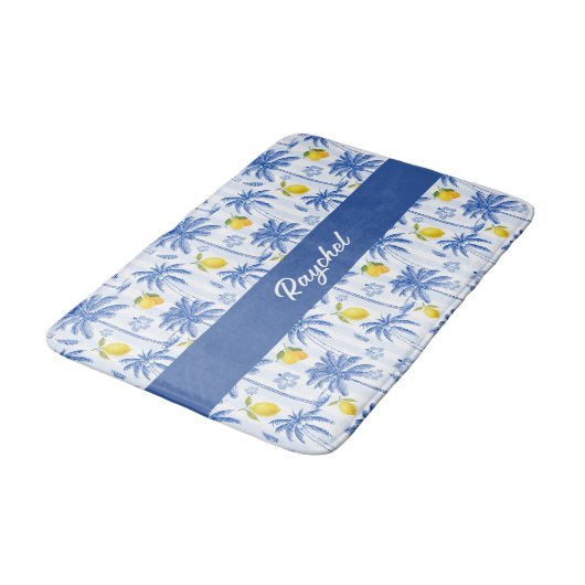 Blue Toile Palm Trees Lemons Monogram Name Badematte (Schrägansicht)