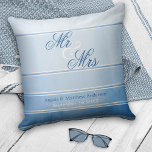 Blue Ton sur Ton Striping Hochzeit oder Jahrestag Kissen<br><div class="desc">Kissen mit einem schicken blauen ton sur ton gestrichen Streifen Design mit einem silbernen Futter. Wunderschön für eine Hochzeit oder ein Jubiläum oder als ein seegethematisches Strandkissen.</div>