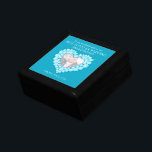 Blue Topaz 4. Hochzeitstag Foto Ehefrau Erinnerungskiste<br><div class="desc">Grafisch blaue Topaz Herzeffekt Sake Sake Geschenkboxen. Ideal,  um Ihrer Ehefrau ein besonderes Geschenk auf einem 4. blauen Hochzeitstag oder anderen besondere Anlass zu schenken. Gewohnt mit eigenen Foto-Wörtern und eigenen Ehedaten. Von Sarah Trett für www.mylittleeden.com entworfen</div>
