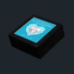 Blue Topaz 4. Hochzeitstag Foto Ehefrau Erinnerungskiste<br><div class="desc">Grafisch blaue Topaz Herzeffekt Sake Sake Geschenkboxen. Ideal,  um Ihrer Ehefrau ein besonderes Geschenk auf einem 4. blauen Hochzeitstag oder anderen besondere Anlass zu schenken. Gewohnt mit eigenen Foto-Wörtern und eigenen Ehedaten. Von Sarah Trett für www.mylittleeden.com entworfen</div>