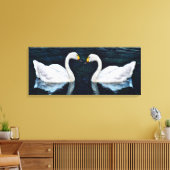 Blue Tranquil Lake Pair Schönes Weiß Schwan Leinwanddruck (Insitu (Wohnzimmer))