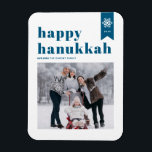 Blue Typography Snowflakes Foto Happy Hanukkah Magnet<br><div class="desc">Happy Hanukka! | Senden Sie Ihre Urlaubswünsche mit diesem anpassbaren Hanukkah Foto Magneten. Es zeichnet sich durch blaue Retro-fette Typografie und Schneeflocke-Akzente aus. Personalisieren Sie diese durch Hinzufügen von Namen,  Jahr und Foto. Dieser festliche Foto Happy Hanukkah Magnet ist in verschiedenen Farben und Karton erhältlich.</div>