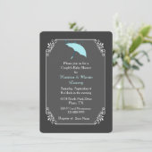 Blue Umbrella Couple's Baby Dusche Einladung (Stehend Vorderseite)
