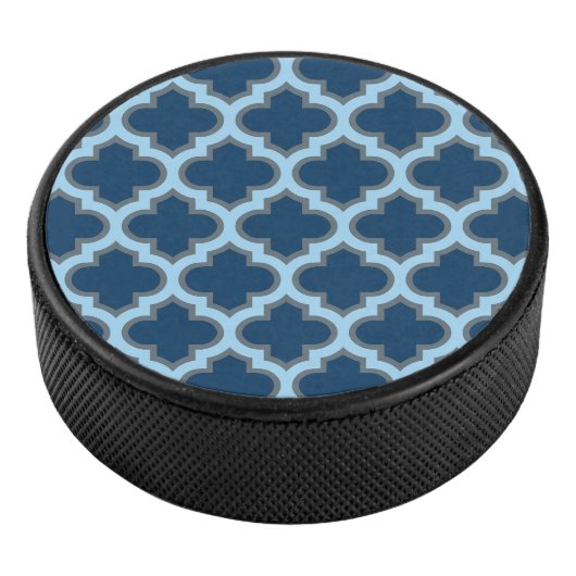 Blue und Baby Blue Trellis, Lattice, Quatrefolie Eishockey Puck (3/4)