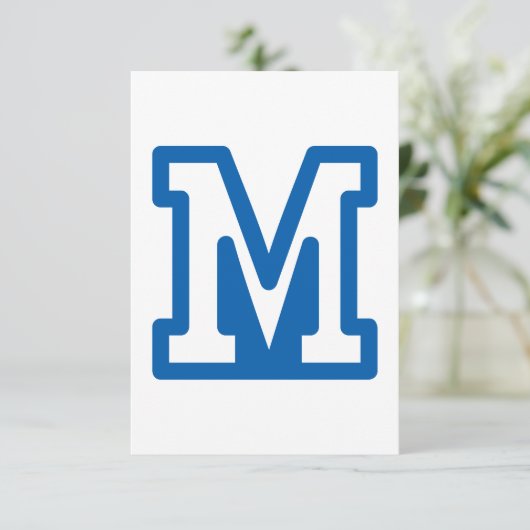 Blue Varsity Letter M Monogram Einladung (Stehend Vorderseite)
