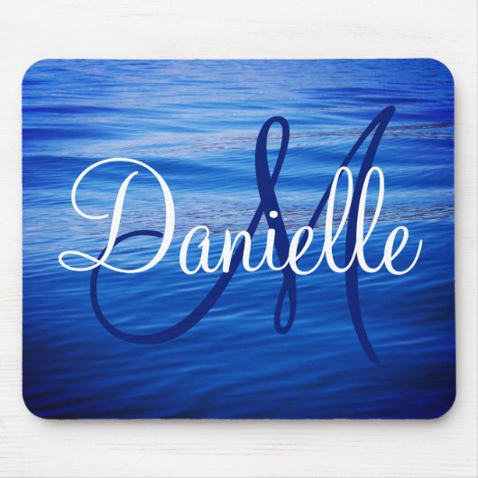 Blue Water Foto Dark Blue und White Monogram Mousepad (Vorne)