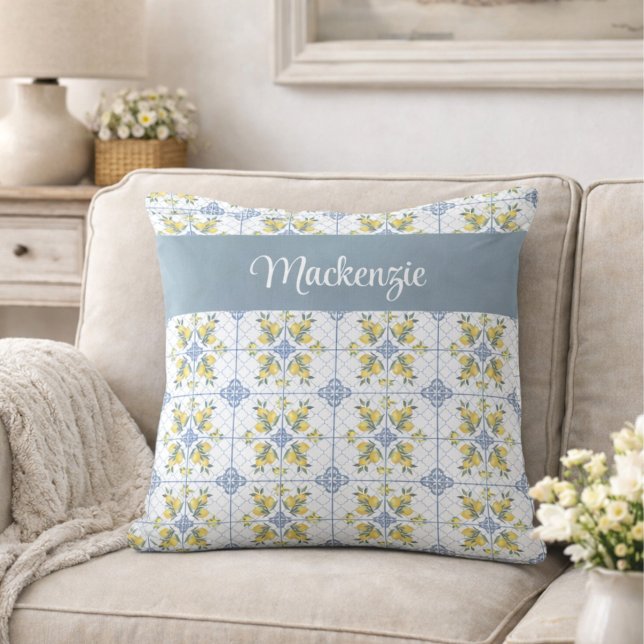 Blue Watercolor French Country Lemon Name Monogram Kissen (Von Creator hochgeladen)