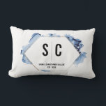 Blue Watercolor Gold Frame New Monogram Lendenkissen<br><div class="desc">Überraschen Sie die Neuvermählten mit einem Geschenk, das sowohl stilvoll als auch aussagekräftig ist - unserem Blue Watercolor Gold Frame Monogram Lumbar Pillow. Dieses einzigartige Kissen ist ein perfekter Weg, um eine neue Ehe zu feiern, und verbindet personalisierte Eleganz mit Komfort. Das Kissen ist mit einem ausgeklügelten, bedruckten, goldenen Hexagon-Rahmen...</div>