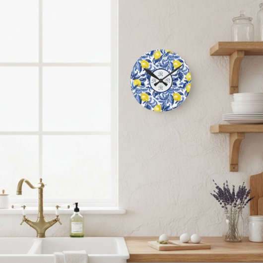 Blue Watercolor Lemon Patten Monogram Runde Wanduhr