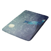 Blue Watercolor Look Wolf Staring auf dem Mond Badematte (Schrägansicht)