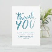Blue Watercolor Modern Script Abschluss Vielen Dan Dankeskarte (Stehend Vorderseite)