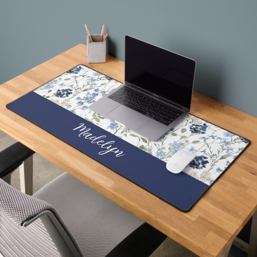 Blue Watercolor Wildflower Monogram Name Schreibtischunterlage (Büro 2)
