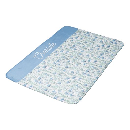 Blue watercolor wildflowers custom name badematte (Schrägansicht)