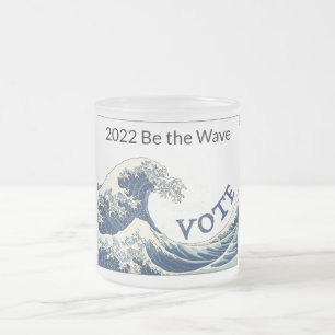 Blue Wave holt die mattierte Tasse aus Glas heraus
