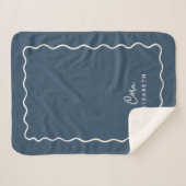 Blue Wavy Border Mit Monogramm Sherpadecke (Vorderseite (Horizontal))