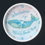 Blue Whale Nautical Whalecome | Name Uhr<br><div class="desc">Ein schöneres, personalisierteres Strandhaus-Design erwartet Sie hier nicht als dieses "Whalecome" mit einem originellen zeichn eines Blauwals auf einem hellen Aquarell. Der prächtige Wal ist in aquamarinen und goldenen Beige gehalten. Der Hintergrund hat leichte Blues- und Pinselfarben. Feiern Sie das Meer mit diesem einzigartigen Kunstwerk. Verwenden Sie die Vorlage, um...</div>