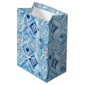 Blue White Batik Square Jewel Mittlere Geschenktüte (Vorderseite Schrägansicht)