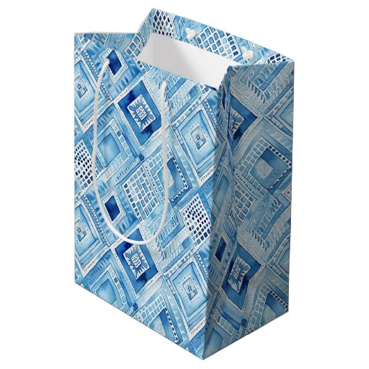 Blue White Batik Square Jewel Mittlere Geschenktüte (Rückseite Schrägansicht)