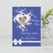 Blue & White Blume Herz Hochzeit Foto Einladung (Stehend Vorderseite)