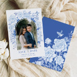 Blue White Chinoiserie Bird Peony Save the Date Einladung<br><div class="desc">Dieses chinoiserie-inspirierte Design besticht durch elegante botanische Flora und Grünflächen in Weiß und Blau. Personalisieren Sie die Einladung mit Ihren Daten und wenn Sie gewollt,  um den Stil und die Platzierung des Textes weiter zu ordnen,  klicken Sie bitte auf den Button "Weitere Anpassung".</div>