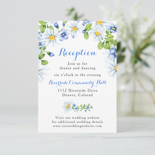 Blue White Daisy Floral Hochzeitsempfang Beilage Einladung (Stehend Vorderseite)