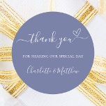 Blue White danke Ihnen herzliche Hochzeit Runder Aufkleber<br><div class="desc">Ein blauer Hintergrund,  weißer Text. Mit dem Text: Vielen Dank,  dass Sie unseren besonderen Tag mit einem kleinen Herzen teilen. Personalisieren Sie Ihre Namen und fügen Sie sie hinzu.</div>