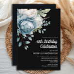 Blue White Floral Black Women's 60. Geburtstag Einladung<br><div class="desc">Schöne blau-weiße Aquarellblume auf schwarzen Frauen's 60. Geburtstagsfeier Einladung Postcard. Text ist vollständig anpassbar,  sodass diese Karte für jedes Alter entworfen werden kann. Kontaktieren Sie mich für Hilfe bei der Anpassung oder um passende Produkte anzufordern.</div>