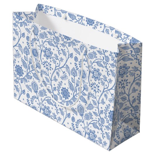 Blue White Floral Boho Botanical Pattern Whimsical Große Geschenktüte (Rückseite Schrägansicht)