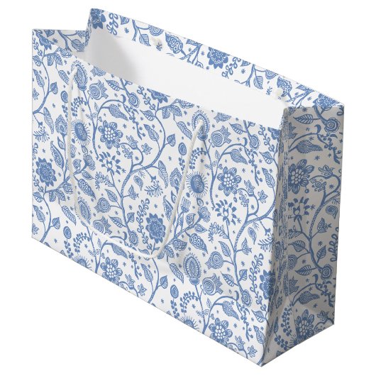 Blue White Floral Boho Botanical Pattern Whimsical Große Geschenktüte (Vorderseite Schrägansicht)