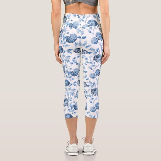 Blue & White Floral Toile Capri Leggings (Rückseite)