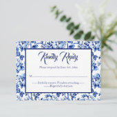 Blue & White Floral Toile Wedding RSVP Karte (Stehend Vorderseite)