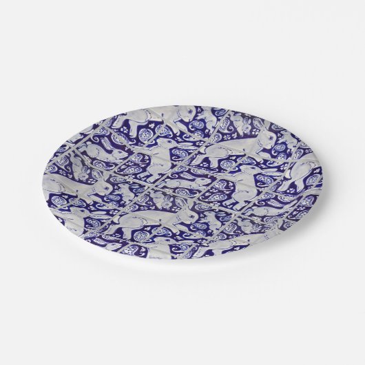 Blue White Fun Bunny Rabbit Tile Paisley Garden Pappteller (Schrägansicht)
