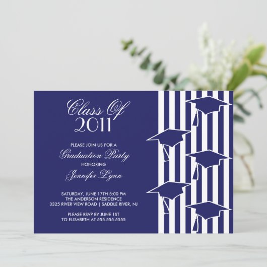 Blue & White Grad Hats Abschluss Einladung (Stehend Vorderseite)
