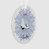 Blue White Ice Skate auf Blue Snowflake Weihnachte Ornament (Vorderseite)