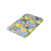 Blue White Lemon Tile Pattern Mediterranean Citrus Badematte (Schrägansicht)