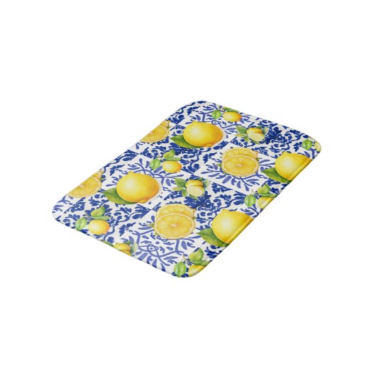 Blue White Lemon Tile Pattern Mediterranean Citrus Badematte (Schrägansicht)