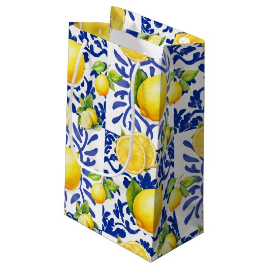 Blue White Lemon Tile Pattern Mediterranean Citrus Kleine Geschenktüte (Rückseite Schrägansicht)