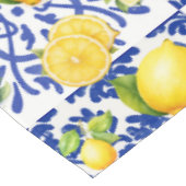 Blue White Lemon Tile Pattern Mediterranean Citrus Tischdecke (Schrägansicht)
